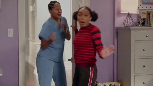 Le pantalon à bande ''Love'' de Zoey Johnson (Yara Shahidi) dans black-ish (S05E02)