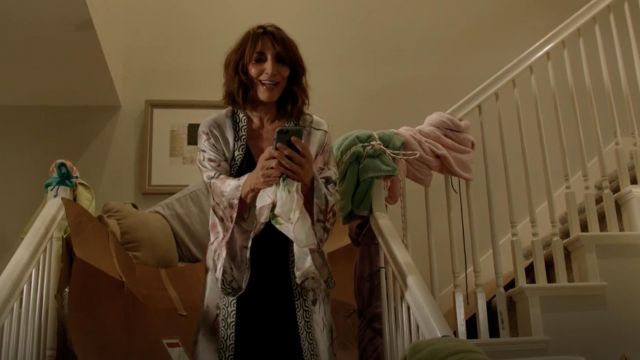 The dressing gown in silk, Christine Designs worn by Dr. Ingrid Jones (Katey Sagal) in Shameless S09E07