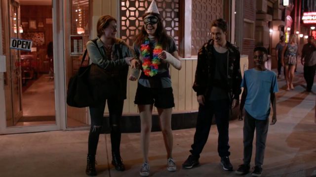 The mask of night Fuck Off worn by Fiona Gallagher (Emmy Rossum) on ...