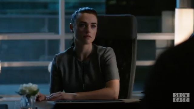 La robe grise Boss portée par Alex Danvers (Chyler Leigh) dans Supergirl S04E07