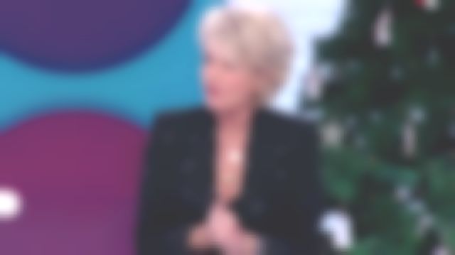 El tono ba&sh de Sophie Davant en la chaqueta de traje tono en el programa C'est au el 27.11.2018
