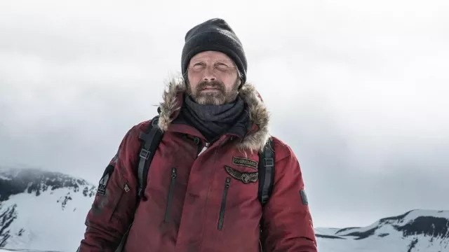 Le manteau parka rouge à capuche en fourrure porté par Overgård (Mads Mikkelsen) dans le film Arctic
