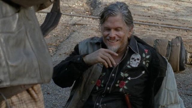 The shirt cowboy printed roses and skulls of Joe (Jeff Kober) in The Walking Dead S04E11