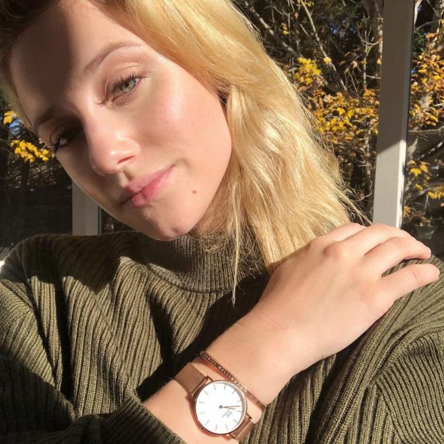 The watch Daniel Wellington range by Lili Reinhart on his account Instagram @lilireinhart