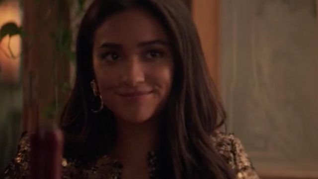 The jacket with sequin Zara Peach Salinger (Shay Mitchell) in YOU S01E01