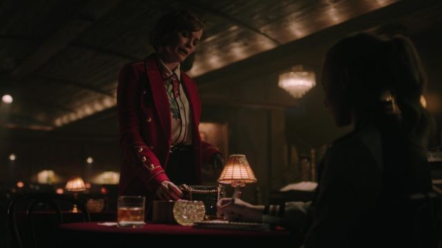 Le manteau rouge style militaire Banana Republic x Olivia Palermo porté par Penelope Blossom (Nathalie Boltt) dans Riverdale S03E06