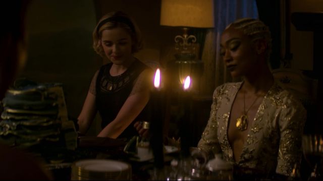 The collar Space gold Imogen Belfield worn by Prudence Night (Tati Gabrielle) in The New Adventures of Sabrina S01E07