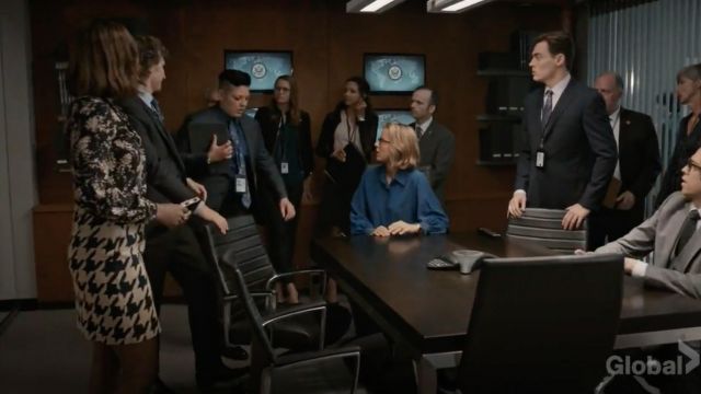 Akris Punto A Line Houndstooth Jacquard Wool Blend Skirt w / Pockets usados por Daisy Grant (Patina Miller) como se ve en Madam Secretary S05E06