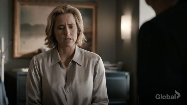 Ralph Lauren Collection Bacall Button Front Long Sleeve Silk Blouse worn by Elizabeth McCord (Téa Leoni) as seen in Madam Secretary S05E07
