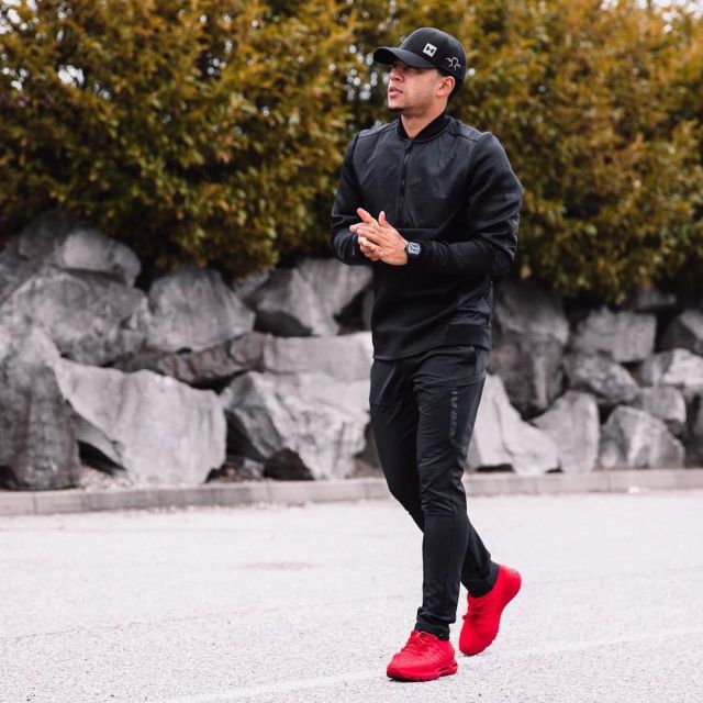 The running shoes Under Armour HOVR Phantom red Memphis Depay on his ...