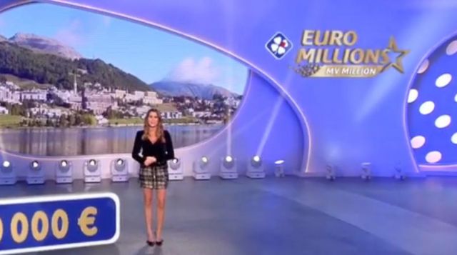 La jupe zippée à carreaux de Karine Ferri dans Tirage de l'euromilions du 30/11/2018