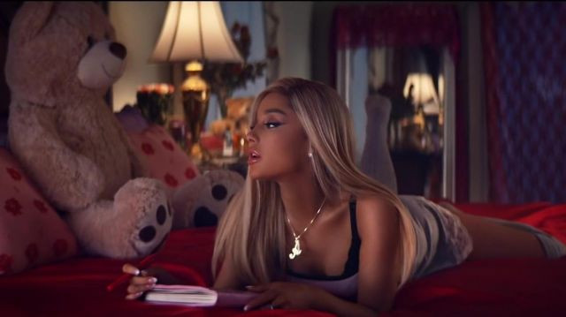 Le pendentif de Ariana Grande dans son video clip "Thank u, next"