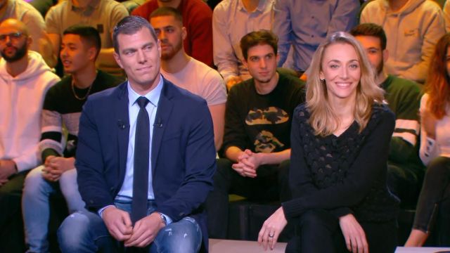 The black Sweater reliefé Laurie Delhostal in J+1 of the 02/12/2018
