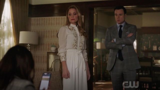 La blouse blanche à broderies dorées Alice + Olivia portée par Charity (Virginia Williams) dans Charmed S01E08