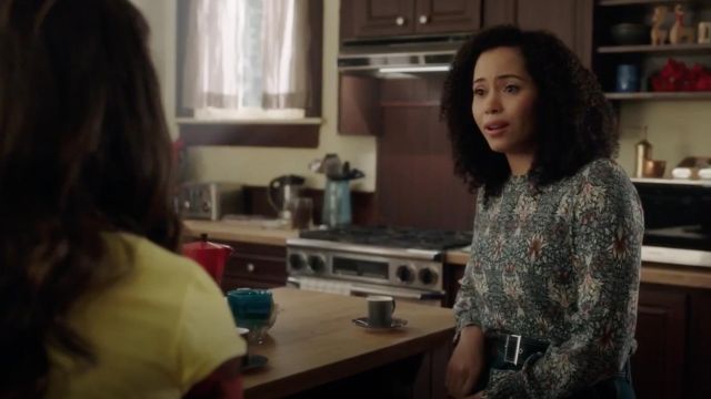 The blouse with flowers H&M range by Macy Vaughn (Madeleine Mantock) in Charmed S01E08