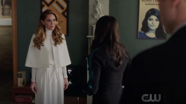 La petite veste cape blanche Bcbgmaxazria portée par Charity (Virginia Williams) dans Charmed S01E08