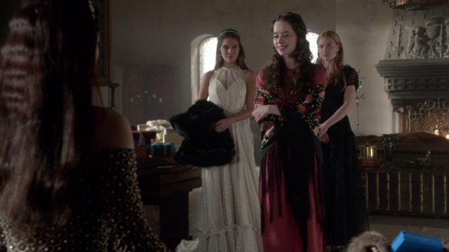 La robe blanche portée par Lady Kenna (Caitlin Stasey) dans Reign S01E14