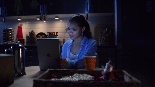 La tablette iPad de Melissa (Tahirah Sharif) dans A Christmas Prince : The Royal Wedding