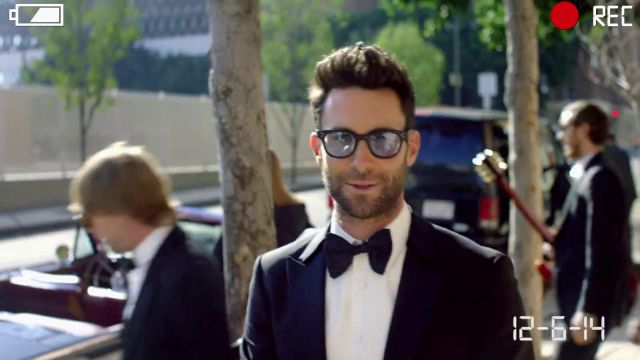 Les lunettes de soleil Oliver Peoples de Adam Levine dans le clip Sugar de Maroon 5