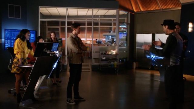 La mini jupe à carreaux jaune Zara portée par Iris West (Candice Patton) dans Flash S05E08