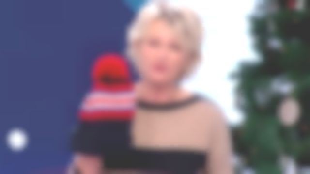Le Bonnet du TELETHON Le slip Français presentado por Sophie Davant en el programa C'est au el 05.12.2018