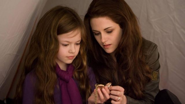 The leather jacket worn by Bella Swan (Kristen Stewart) in Twilight, chapter 5 : Revelation, part 2
