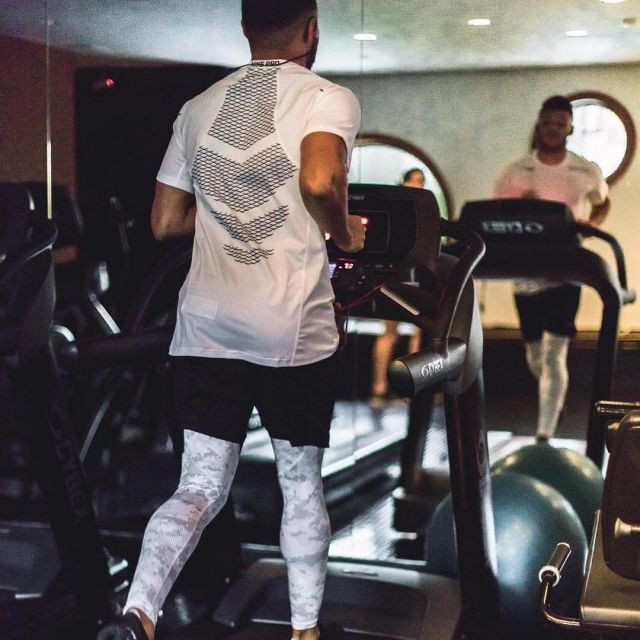 Le bas collant Nike Pro Hypercool de Alex Oxlade-Chamberlain sur son compte Instagram @alexoxchamberlain