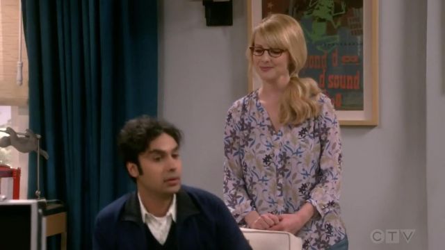 La blouse à fleurs NYDJ portée par Bernadette Rostenkowski (Melissa Rauch) dans The Big Bang Theory S12E10