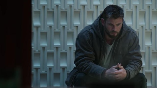 Le blouson parka gris fourré porté par Thor (Chris Hemsworth) dans Avengers : Endgame