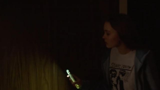 La camiseta blanca de Sonic Youth usada por Laura (Lily-Rose Depp) en Les Fauves