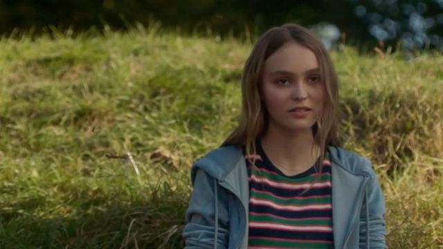 La camiseta a rayas que lleva Laura (Lily-Rose Depp) en Les Fauves