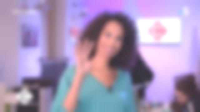 Le pull turquoise de Élizabeth Tchoungui dans C à vous du 07/12/2018