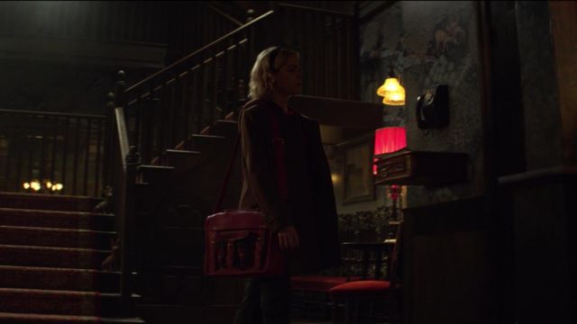 The bag tartan leather Sabrina Spellman (Kiernan Shipka) in The New Adventures of Sabrina S01E01