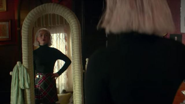 The skirt kilt Maje of Sabrina Spellman (Kiernan Shipka) in The New Adventures of Sabrina S02E01