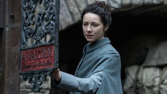 The stitch pattern in the blue mantle of Claire Randall (Caitriona Balfe) in Outlander S03E05