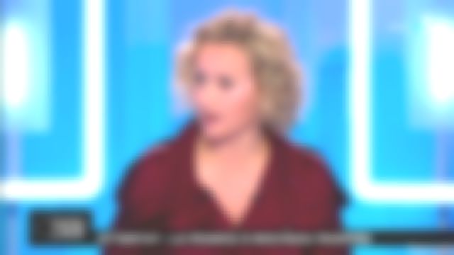 The combination of Caroline Roux in C in the air 12/12/2018 (available in blue)