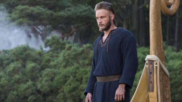 The blue tunic worn by Ragnar Lothbrok (Travis Fimmel) in the series Vikings (Season 2 Episode 3)