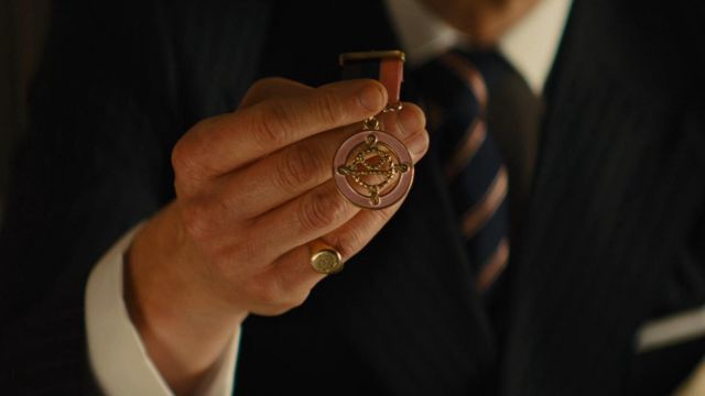 La réplique du collier de Kingsman confié à Eggsy (Taron Egerton) dans Kingsman : Services Secrets