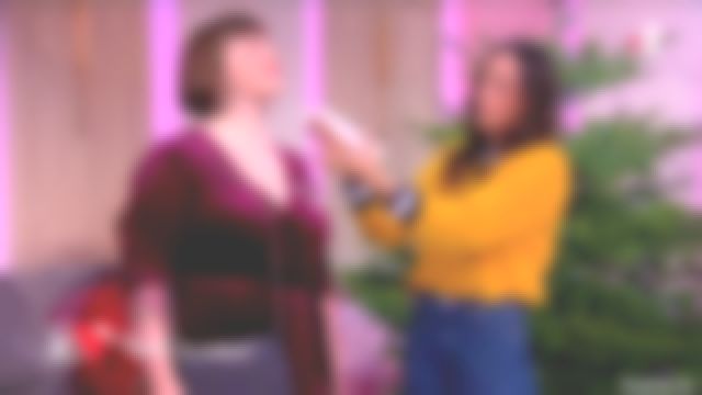 The sweater yellow Janane Boudili in I love you etc... the 14/12/2018