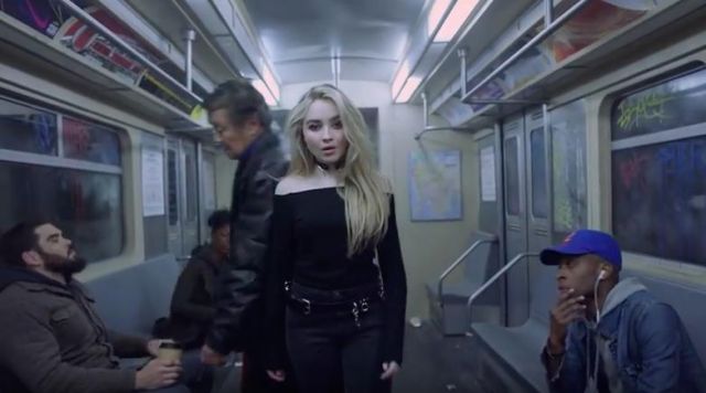 The small black sweater of Sabrina Carpenter in her video clip Thumbs