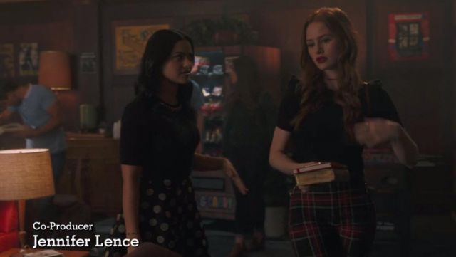 Le pantalon à carreaux rouges et verts de Cheryl Blossom (Madelaine Petsch) dans Riverdale S03E08