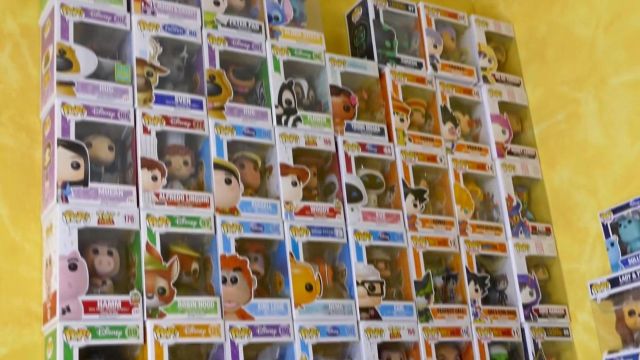 La figura Funko Pop de Doug en el video "ALL MY FUNKO POP COLLECTION!!"