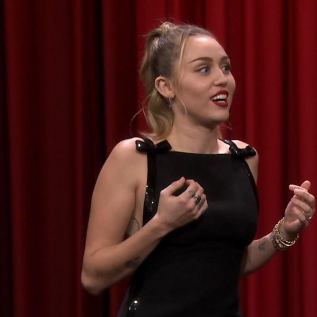 The bracelet twisted gold and diamond Sydney Evan of Miley Cyrus on the account Instagram of @fallontonight