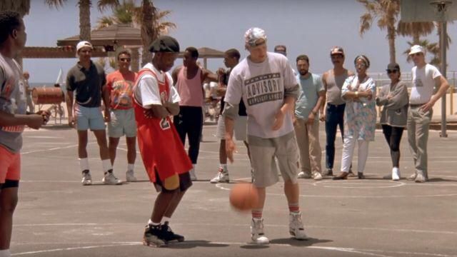 The pair of Nike Air Jordan VI Infrared black Junior (Kadeem Hardison) in the film The whites do not know how to jump