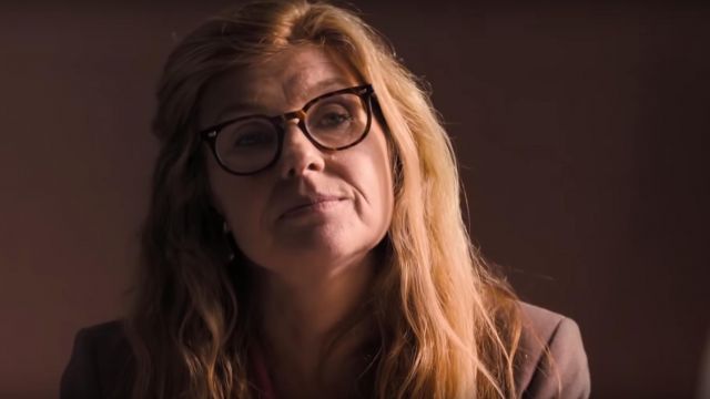 Eyeglasses in scales of the psychologist (Connie Britton) in The Mustang