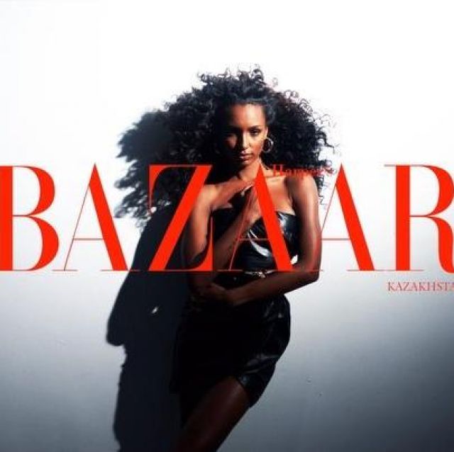 Les boucles d'oreilles cœur de Jasmine Tookes sur le compte Instagram de @harpers_bazaarkz