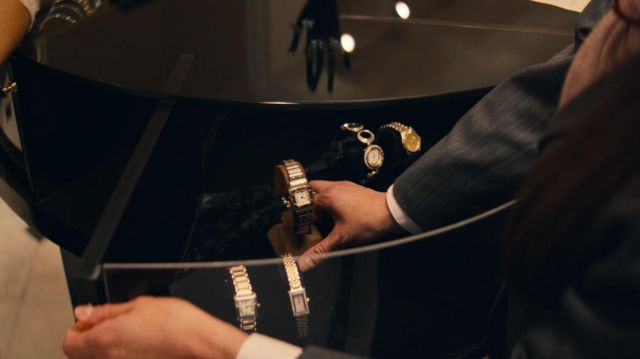 La montre Cartier Panthère essayée par María Elvira (Fernanda Urrejola) dans Narcos: Mexico S01E06
