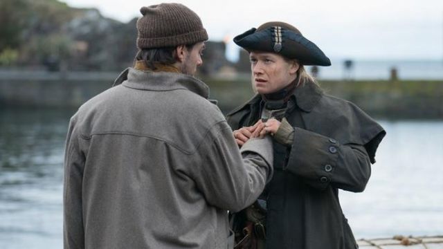 Le bonnet style pêcheur porté par Roger Wakefield (Richard Rankin) dans la série Outlander (S04E07)