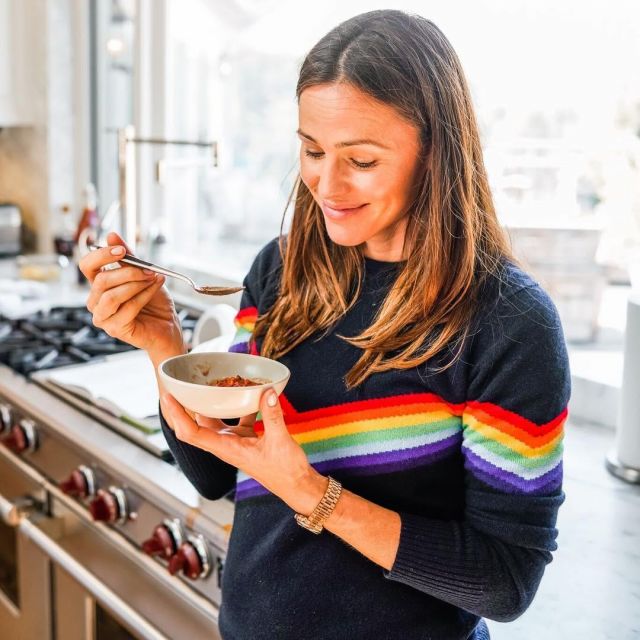 El suéter de banda arco iris de Jennifer Garner en la cuenta de Instagram de @jennifer.garner