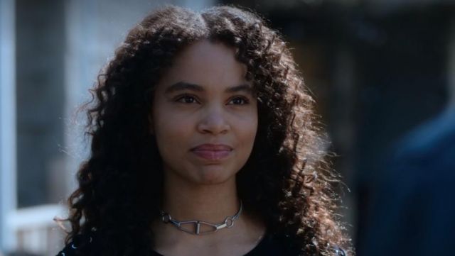 The necklace Carly Shannon (Nesta Cooper) in The time travelers S03E05